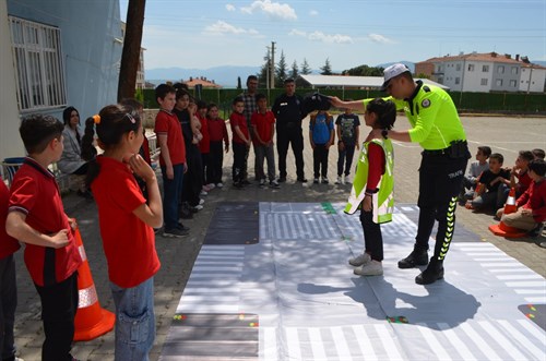 Trafik Haftası Münasebetiyle İlkokul Öğrencilerine Eğitim 